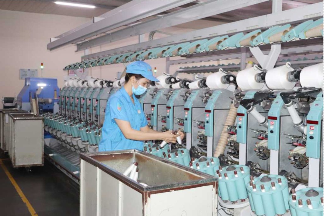 Công nhân vận hành dây chuyền sản xuất sợi tại Nhà máy sản xuất sợi Texhong Ngân Hà (Khu công nghiệp Cảng biển Hải Hà) Công nhân vận hành dây chuyền sản xuất sợi tại Nhà máy sản xuất sợi Texhong Ngân Hà (Khu công nghiệp Cảng biển Hải Hà)