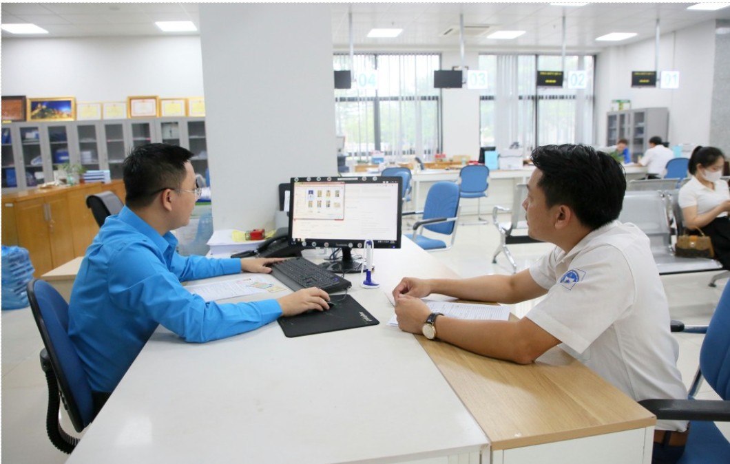 Người dân tại Quảng Ninh được hướng dẫn thực hiện các thủ tục tại trung tâm hành chính công Người dân tại Quảng Ninh được hướng dẫn thực hiện các thủ tục tại trung tâm hành chính công