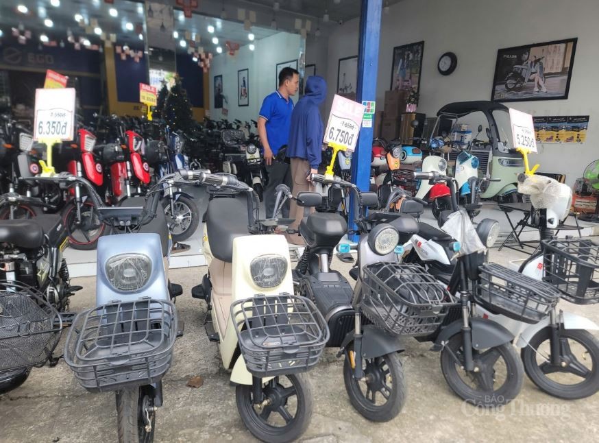Tại cửa hàng bày bán nhiều loai xe điện 3 bánh được nhập khẩu từ Trung Quốc. Ảnh chụp ngày 12/12/2024 Tại cửa hàng bày bán nhiều loai xe điện 3 bánh được nhập khẩu từ Trung Quốc. Ảnh chụp ngày 12/12/2024