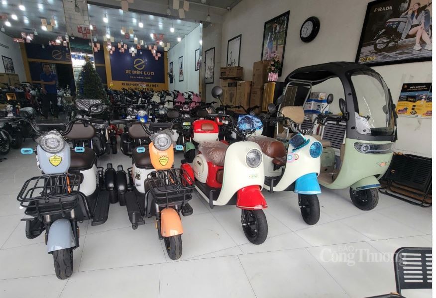 Một số mẫu xe điện 3 bánh được bày bán tại cửa hàng. Ảnh chụp ngày 12/12/2024 Một số mẫu xe điện 3 bánh được bày bán tại cửa hàng. Ảnh chụp ngày 12/12/2024
