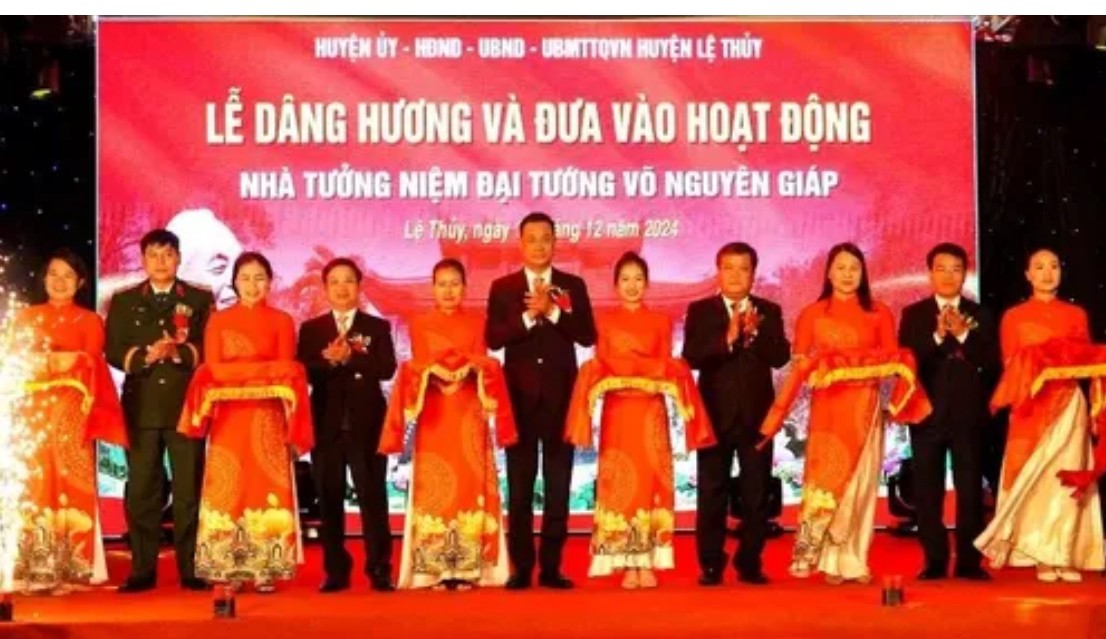 undefined Lãnh đạo tỉnh Quảng Bình và Quân khu 4 cắt băng khánh thành Nhà tưởng niệm Đại tướng Võ Nguyên Giáp ở quê nhà An Xá, xã Lộc Thủy, huyện Lệ Thủy.