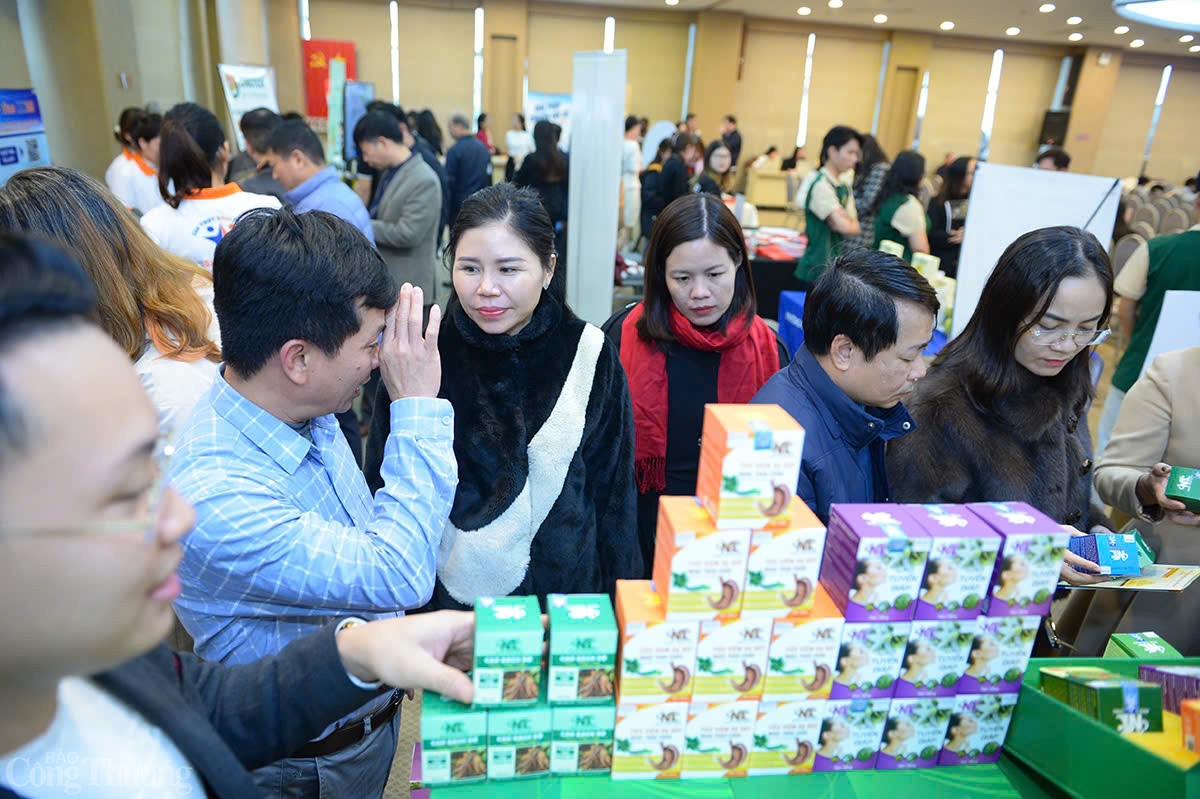 Các doanh nghiệp Top 10  giới thiệu sản phẩm trong khuôn khổ chuỗi sự kiện. Ảnh: NH
