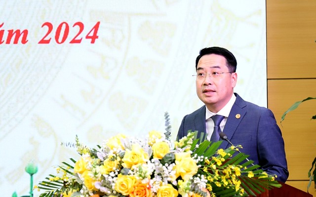 Tân Chủ tịch UBND tỉnh Yên Bái Nguyễn Tuấn Anh phát biểu nhận nhiệm vụ. Ảnh: Chinhphu.vn Tân Chủ tịch UBND tỉnh Yên Bái Nguyễn Tuấn Anh phát biểu nhận nhiệm vụ. Ảnh: Chinhphu.vn