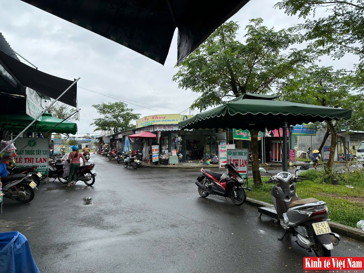 Khu vực được quy hoạch làm bãi giữ xe của chợ mới Đông Phú giờ mọc lên những kiot bán hàng. Khu vực được quy hoạch làm bãi giữ xe của chợ mới Đông Phú giờ mọc lên những kiot bán hàng.