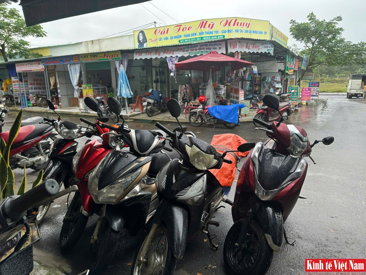 Nhiều tiểu thương cho rằng, việc không có bãi giữ xe khiến cho giao thông lộn xộn, khó khăn trong việc cho người dân đi chợ, ảnh hưởng đến sức mua bán của chợ mới Đông Phú. Nhiều tiểu thương cho rằng, việc không có bãi giữ xe khiến cho giao thông lộn xộn, khó khăn trong việc cho người dân đi chợ, ảnh hưởng đến sức mua bán của chợ mới Đông Phú.