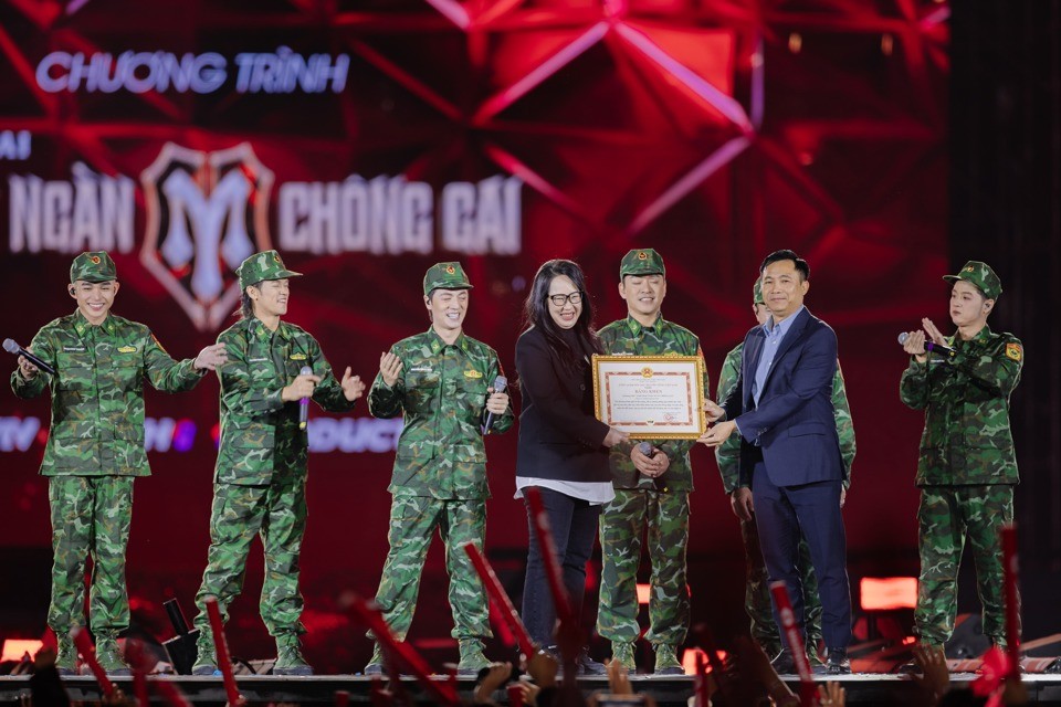 Phó Tổng Giám đốc Đài Truyền hình Việt Nam Đỗ Thanh Hải trao tặng Bằng khen cho chương trình "Anh trai vượt ngàn chông gai". Ảnh: BTC Phó Tổng Giám đốc Đài Truyền hình Việt Nam Đỗ Thanh Hải trao tặng Bằng khen cho chương trình "Anh trai vượt ngàn chông gai". Ảnh: BTC