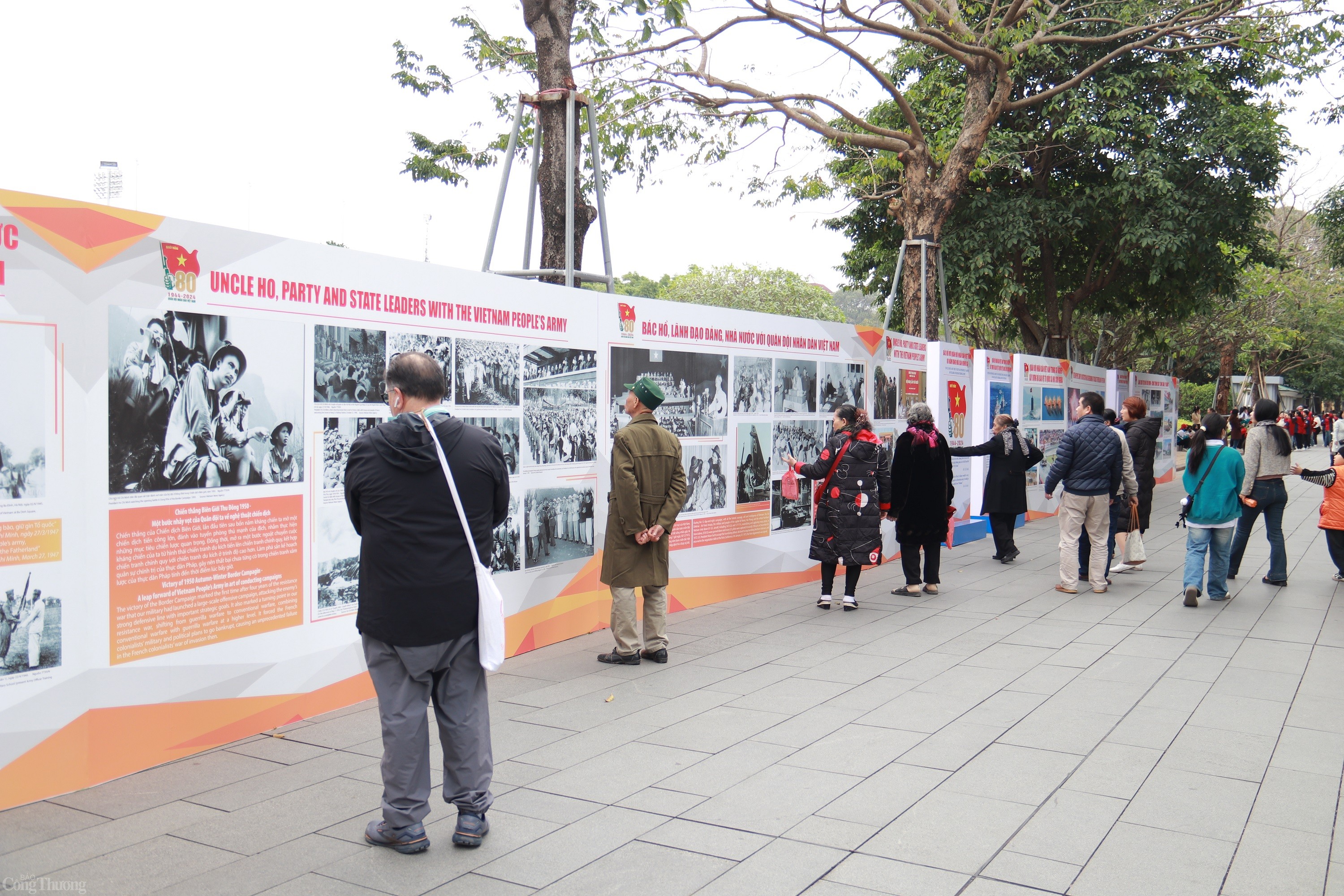 Chị Trà Mi (Đống Đa, Hà Nội) chia sẻ: “Triển lãm đã làm nổi bật vai trò của Bác Hồ trong việc xây dựng và phát triển quân đội. Những lời dạy, những chỉ thị của Bác đã trở thành kim chỉ nam cho mọi hoạt động của quân đội, giúp quân đội trưởng thành về mọi 