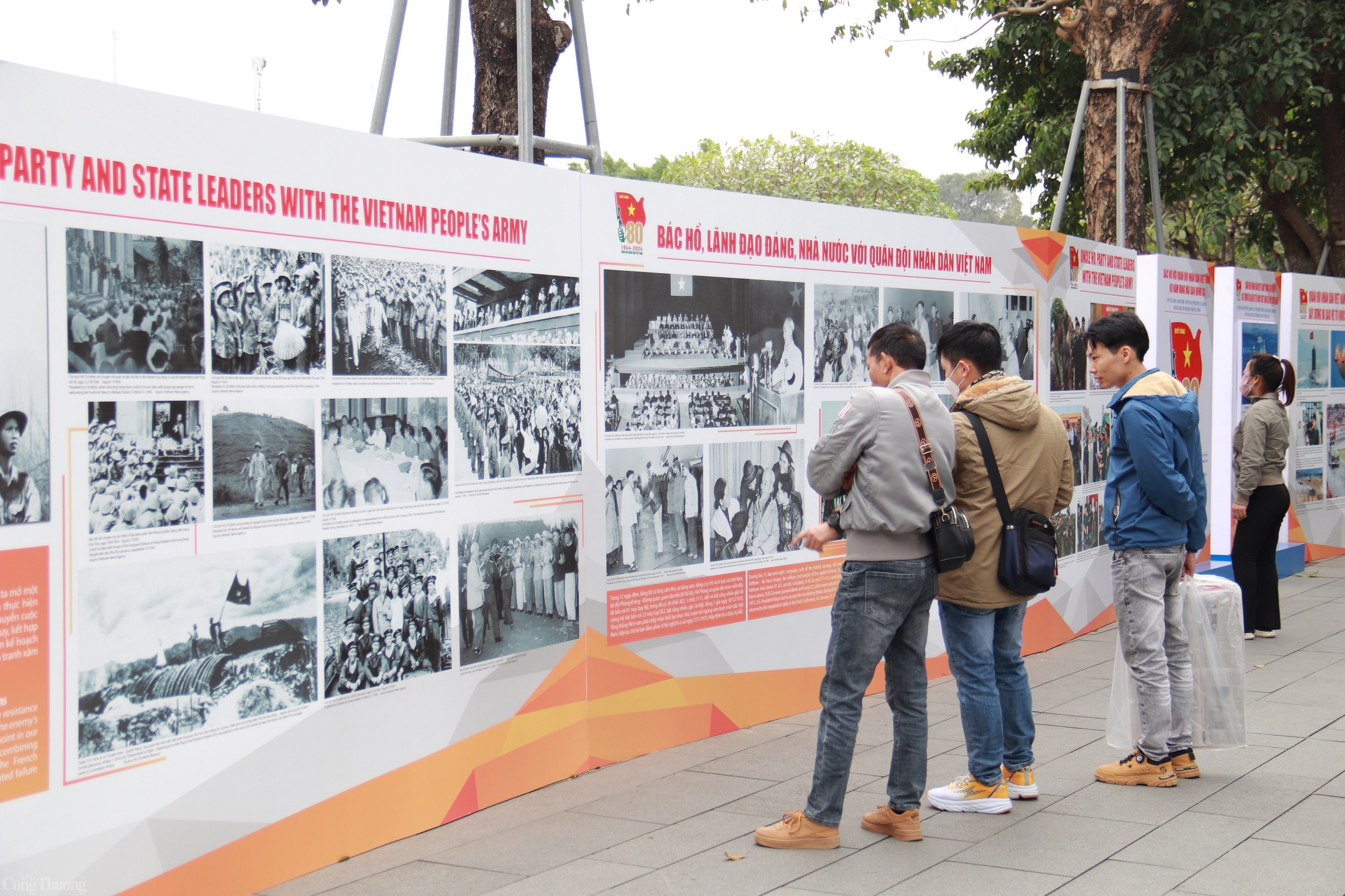 Chị Ngọc Anh (Đống Đa, Hà Nội) cho biết: “Triển lãm đã tái hiện một cách sinh động và chân thực quá trình hình thành, chiến đấu và trưởng thành của QĐND Việt Nam dưới sự lãnh đạo của Đảng và Bác Hồ. Từ những ngày đầu gian khó, với vũ khí thô sơ đến những 
