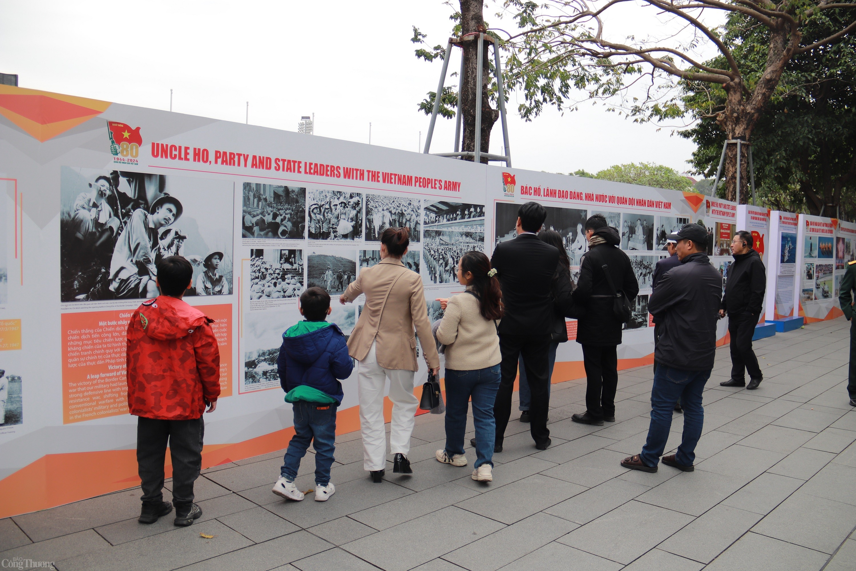 Triển lãm thu hút đông đảo người dân và khách du lịch tới tham quan