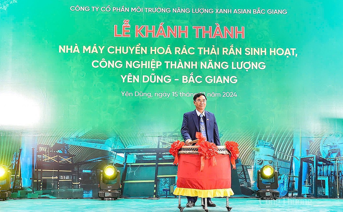 GS.TS Huỳnh Văn Hòa - Chủ tịch Công ty Live Again Group (chủ nhiệm đề tài xử lý rác thải bằng công nghệ sinh hóa nhiệt không phát thải) hạnh phúc khi những thành quả nghiên cứu của mình thành hiện thực, rác thải đã tạo ra được năng lượng đánh những tiếng trống báo hiệu với hồn thiêng sông núi về những thành quả từ nghiên cứu trở thành thực tiễn trong lễ khánh thành nhà máy này
