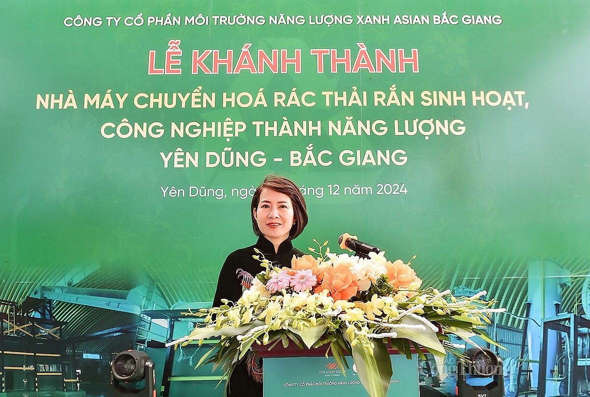 bà Nguyễn Thị Phương Liên – Giám đốc điều hành Công ty CP môi trường năng lượng xanh ASIAN phát biểu tại lễ khánh thành nhà máy