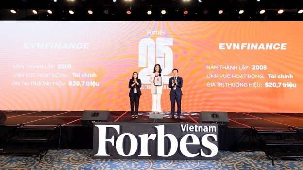 Bà Tôn Thị Hải Yến, Phó Tổng Giám đốc EVNFinance nhận chứng nhận tại sự kiện Bà Tôn Thị Hải Yến, Phó Tổng Giám đốc EVNFinance nhận chứng nhận tại sự kiện