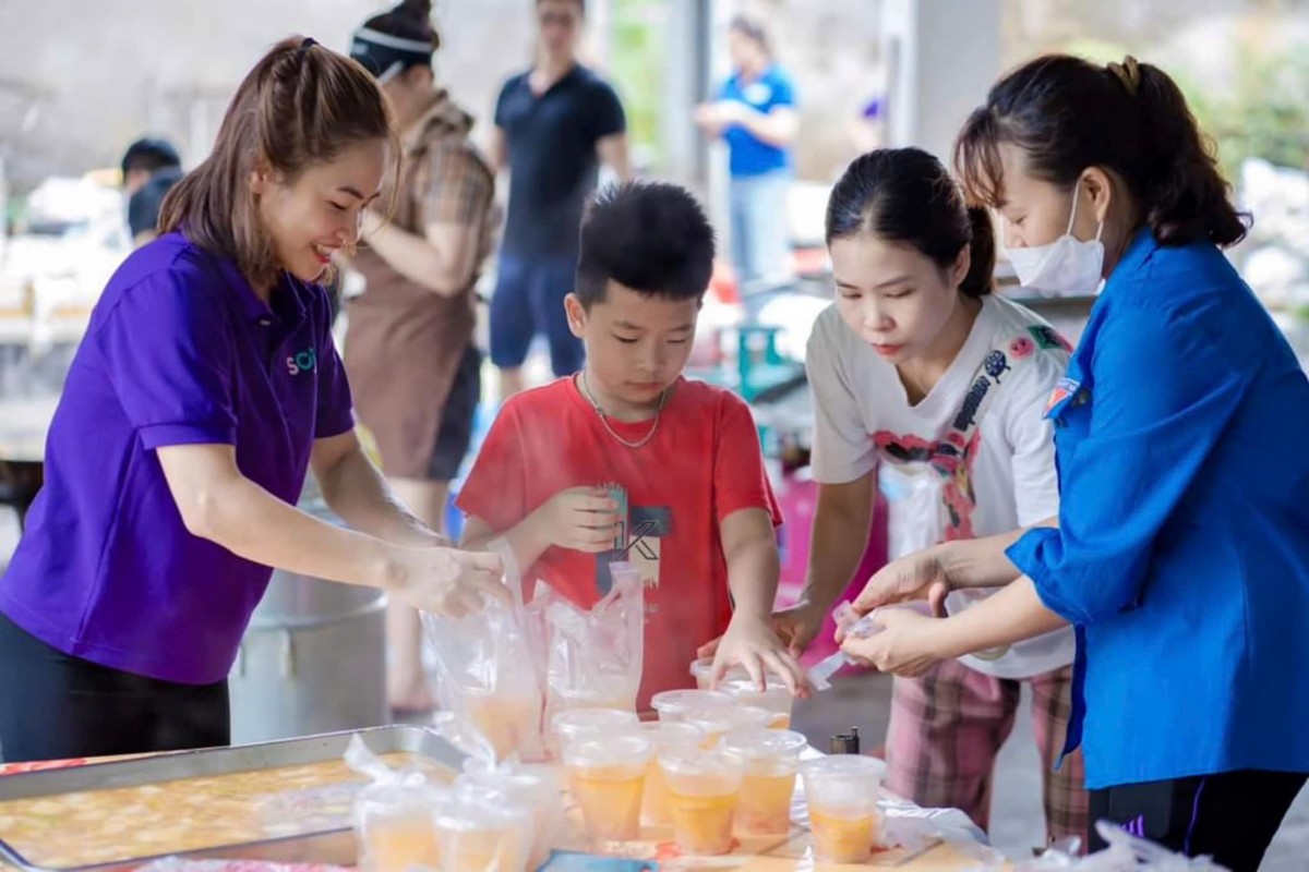 CBNV Tập đoàn ROX nấu cơm cho người dân vùng lũ tại Lào Cai. CBNV Tập đoàn ROX nấu cơm cho người dân vùng lũ tại Lào Cai.