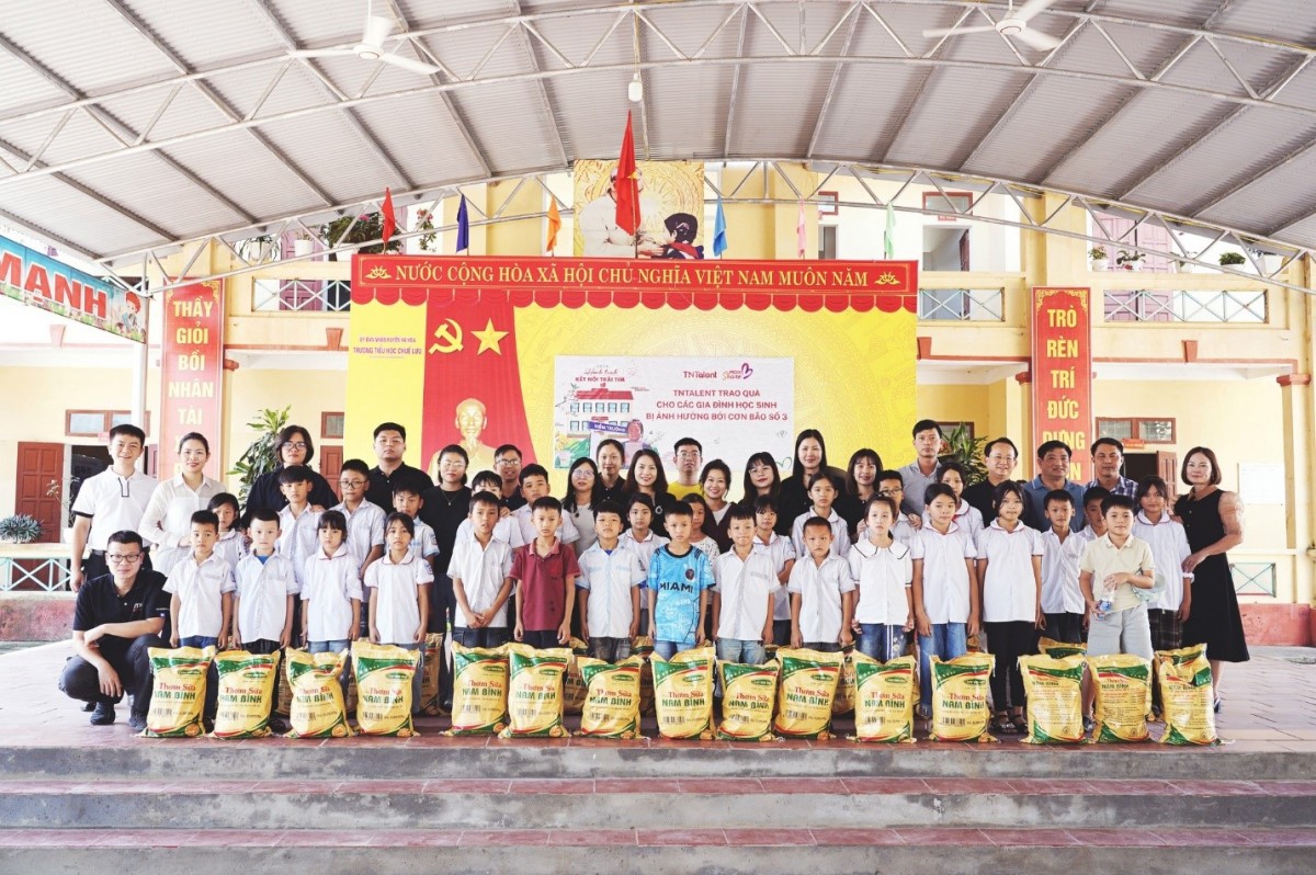 CBNV đã trao quà hỗ trợ tại Trường Tiểu học Chuế Lưu (Phú Thọ). CBNV đã trao quà hỗ trợ tại Trường Tiểu học Chuế Lưu (Phú Thọ).