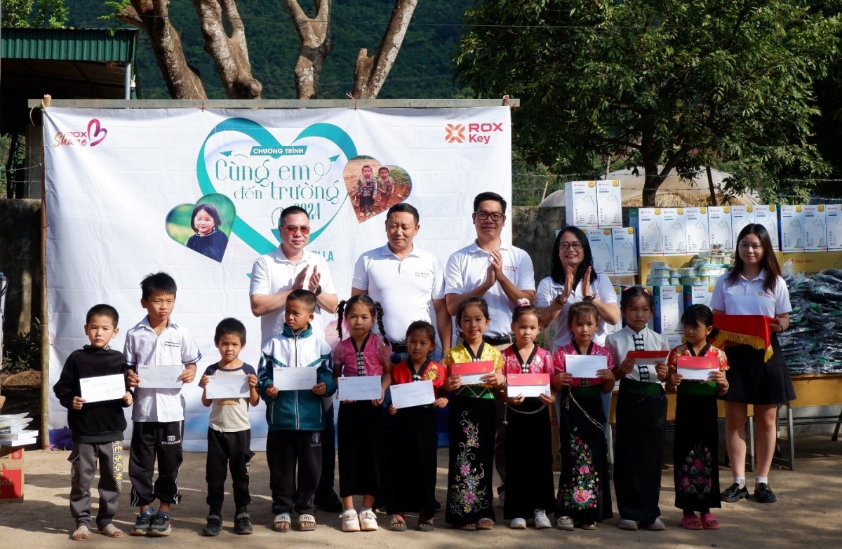 Tháng 12, “chuyến xe” ROX Share – Cùng em tới trường tiếp tục tiếp thêm động lực cho các em học sinh điểm trường Chiềng Ban (trường Tiểu học Tú Nang, Sơn La). Tháng 12, “chuyến xe” ROX Share – Cùng em tới trường tiếp tục tiếp thêm động lực cho các em học sinh điểm trường Chiềng Ban (trường Tiểu học Tú Nang, Sơn La).