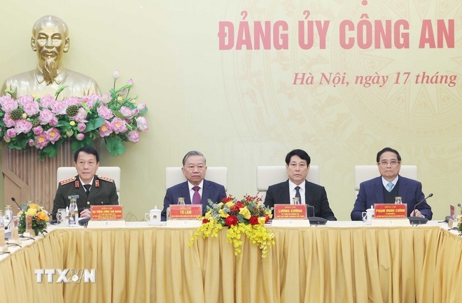Tổng Bí thư Tô Lâm cùng các đồng chí Ủy viên Bộ Chính trị, Ủy viên Thường vụ Đảng uỷ Công an Trung ương: Chủ tịch nước Lương Cường, Thủ tướng Phạm Minh Chính và Đại tướng Lương Tam Quang, Bí thư Đảng ủy Công an Trung ương, Bộ trưởng Bộ Công an chủ trì Hội