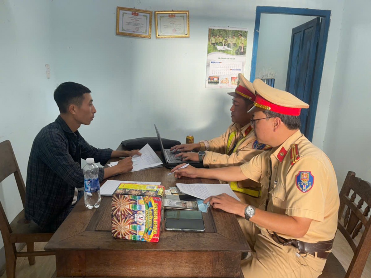 Đắk Lắk: Cảnh sát giao thông phát hiện, bắt giữ vụ vận chuyển gần 70 kg pháo hoa nổ lậu