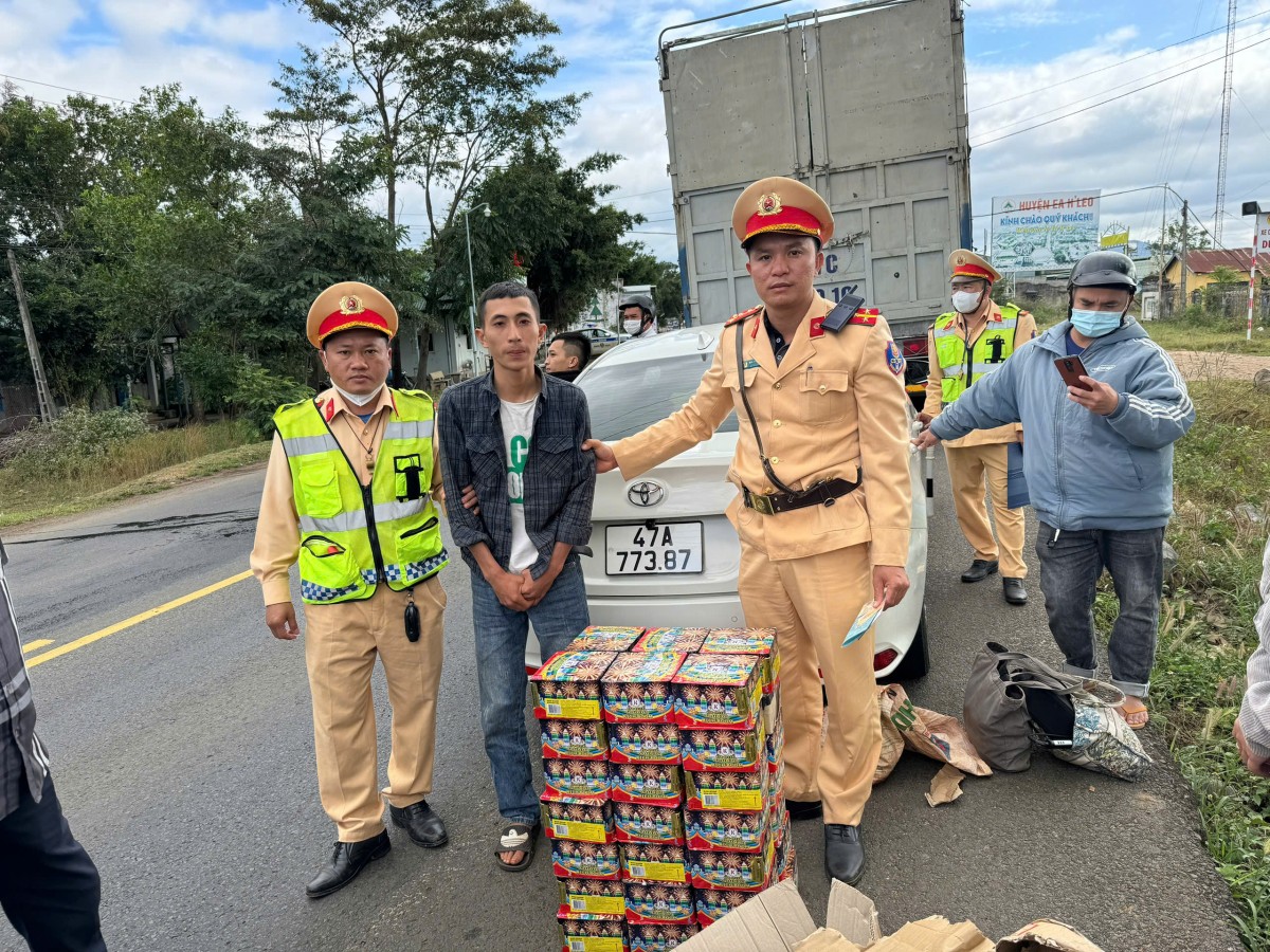 Đắk Lắk: Cảnh sát giao thông phát hiện, bắt giữ vụ vận chuyển gần 70 kg pháo hoa nổ lậu