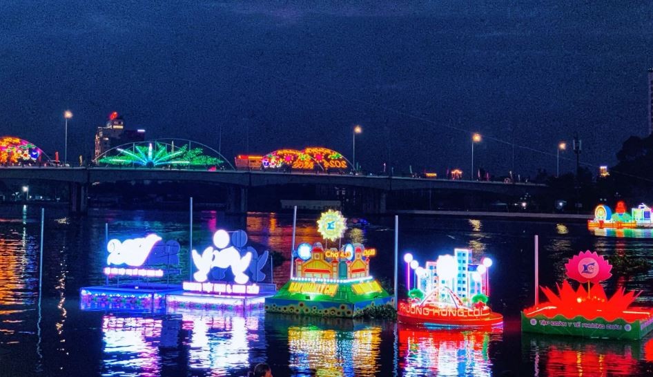 Các mô hình hoa đăng tại “Ngày hội Du lịch - Đêm hoa đăng Ninh Kiều, Cần Thơ” lần thứ V. Các mô hình hoa đăng tại “Ngày hội Du lịch - Đêm hoa đăng Ninh Kiều, Cần Thơ” lần thứ V.