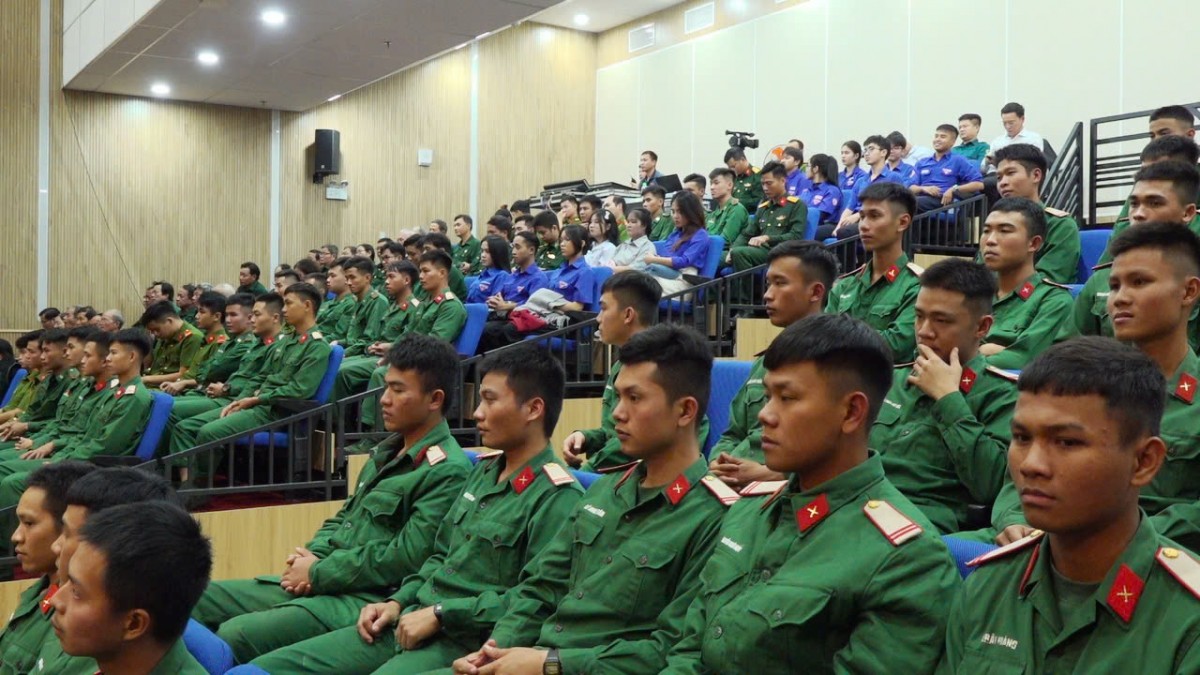 Các cán bộ, chiến sĩ trẻ tham dự chương trình