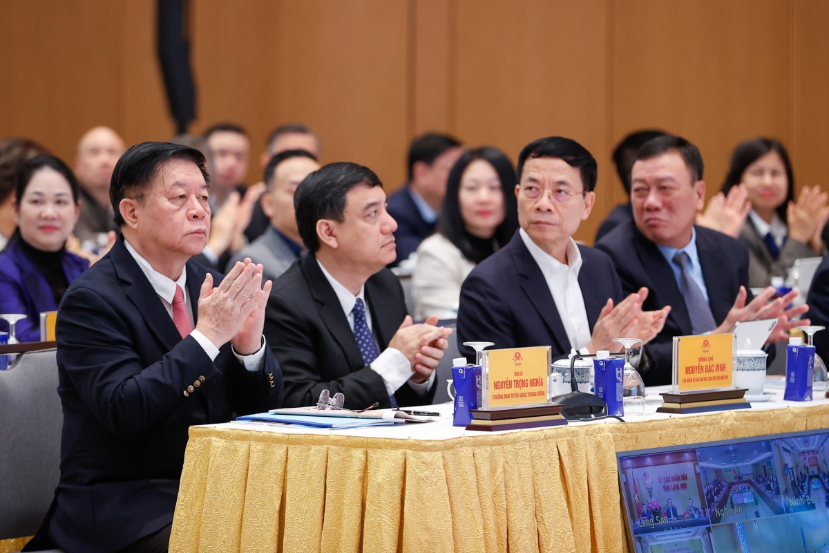 Đồng chí Nguyễn Trọng Nghĩa, Ủy viên Bộ Chính trị, Bí thư Trung ương Đảng, Trưởng Ban Tuyên giáo Trung ương; các đồng chí Ủy viên Trung ương Đảng, Bộ trưởng, Thủ trưởng cơ quan ngang Bộ, Chủ nhiệm Ủy ban Văn hóa – Giáo dục của Quốc hội dự Hội nghị - Ảnh: VGP/Nhật Bắc Đồng chí Nguyễn Trọng Nghĩa, Ủy viên Bộ Chính trị, Bí thư Trung ương Đảng, Trưởng Ban Tuyên giáo Trung ương; các đồng chí Ủy viên Trung ương Đảng, Bộ trưởng, Thủ trưởng cơ quan ngang Bộ, Chủ nhiệm Ủy ban Văn hóa – Giáo dục của Quốc hội dự Hội nghị - Ảnh: VGP/Nhật Bắc