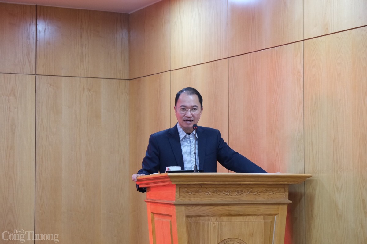 Nguyễn Khắc Tiến, Ủy viên Ban Chấp hành Đảng bộ Khối, Phó trưởng ban Thường trực Ban Tổ chức Đảng ủy Khối các cơ quan Trung ương trình bày chuyên đề. Ảnh: Trần Đình Nguyễn Khắc Tiến, Ủy viên Ban Chấp hành Đảng bộ Khối, Phó trưởng ban Thường trực Ban Tổ chức Đảng ủy Khối các cơ quan Trung ương trình bày chuyên đề. Ảnh: Trần Đình