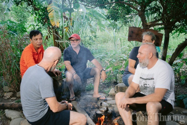 Anh Trần Xuân Cương (áo cam) trò chuyện với khách du lịch quốc tế tại SOn Homestay Anh Trần Xuân Cương (áo cam) trò chuyện với khách du lịch quốc tế tại SOn Homestay