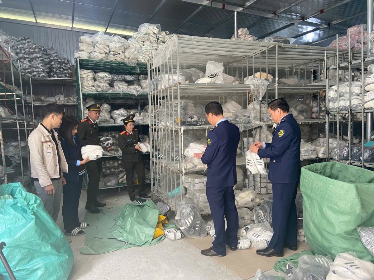 Phú Thọ: Phát hiện hộ kinh doanh gần 6.000 đôi giày có dấu hiệu giả mạo nhãn hiệu NIKE, Adidas Phú Thọ: Phát hiện hộ kinh doanh gần 6.000 đôi giày có dấu hiệu giả mạo nhãn hiệu NIKE, Adidas