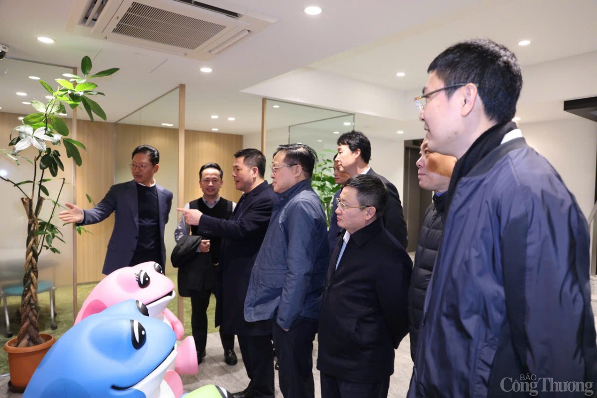 Bộ trưởng Nguyễn Hồng Diên tham quan, làm việc tại trụ sở tập đoàn sản xuất đồ uống hàng đầu thế giới Bộ trưởng Nguyễn Hồng Diên tham quan, làm việc tại trụ sở tập đoàn sản xuất đồ uống hàng đầu thế giới