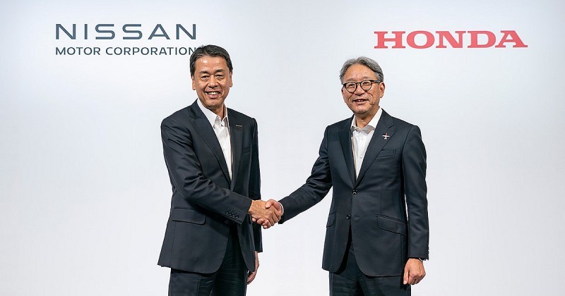 Giám đốc điều hành Nissan Motor Makoto Uchida (trái) và Giám đốc điều hành Honda Motor Toshihiro Mibe (phải) tại buổi ký kết hợp tác hồi tháng 3/2024. Ảnh: Honda Global Giám đốc điều hành Nissan Motor Makoto Uchida (trái) và Giám đốc điều hành Honda Motor Toshihiro Mibe (phải) tại buổi ký kết hợp tác hồi tháng 3/2024. Ảnh: Honda Global