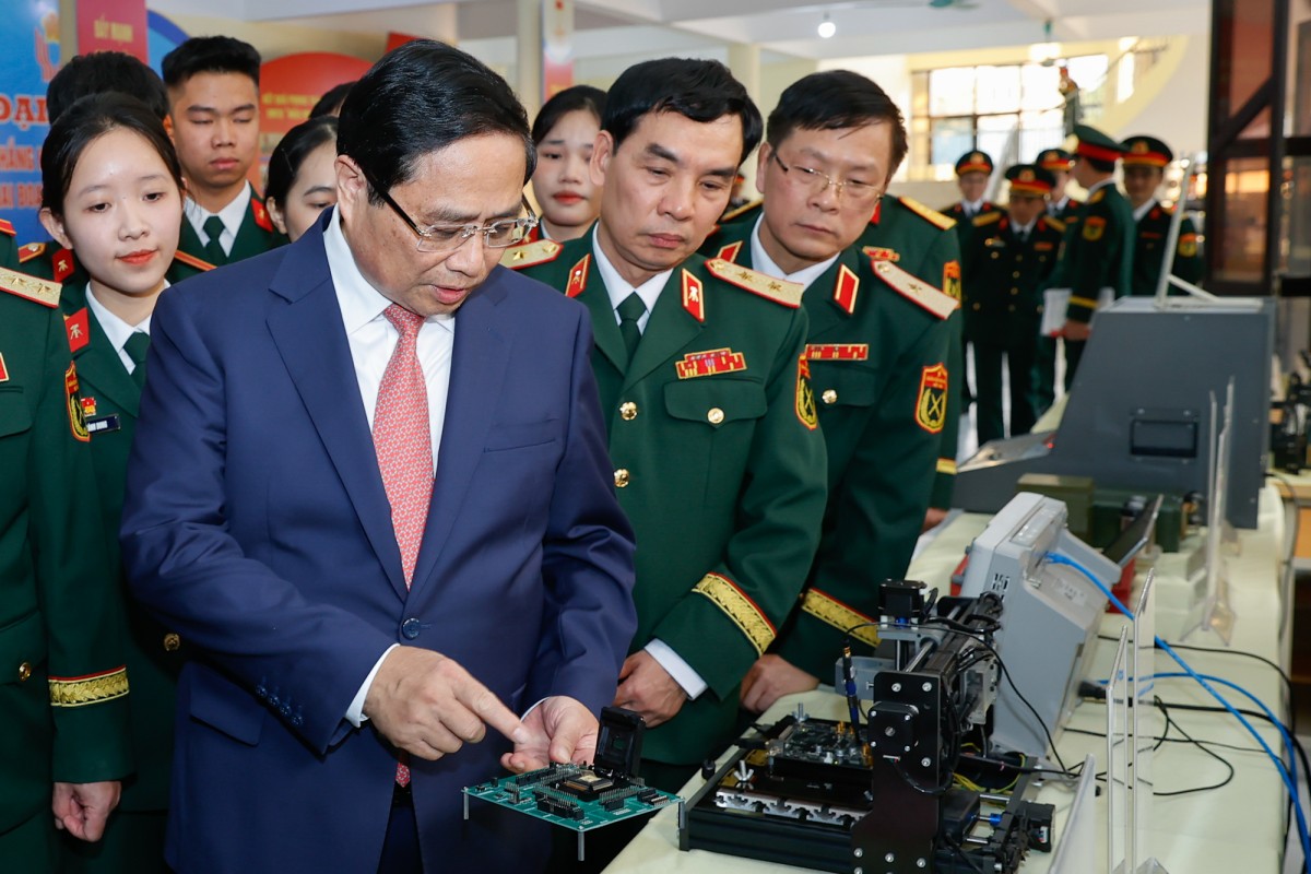 Thủ tướng xem các sản phẩm nghiên cứu, sáng tạo của Học viện Kỹ thuật quân sự - Ảnh: VGP/Nhật Bắc Thủ tướng xem các sản phẩm nghiên cứu, sáng tạo của Học viện Kỹ thuật quân sự - Ảnh: VGP/Nhật Bắc