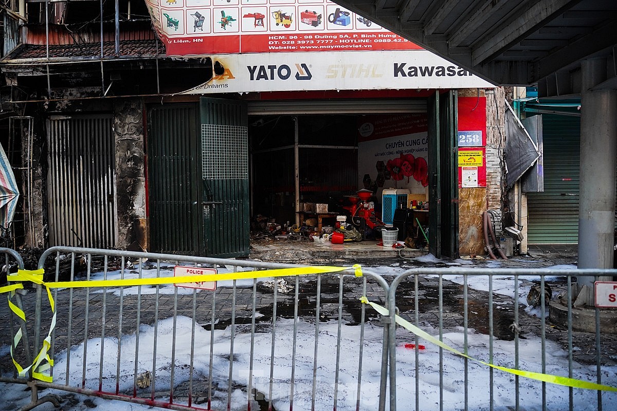 Hiện tại, lực lượng chức năng đã dựng hàng rào bảo vệ xung quanh hiện trường - Ảnh: TPO Hiện tại, lực lượng chức năng đã dựng hàng rào bảo vệ xung quanh hiện trường - Ảnh: TPO