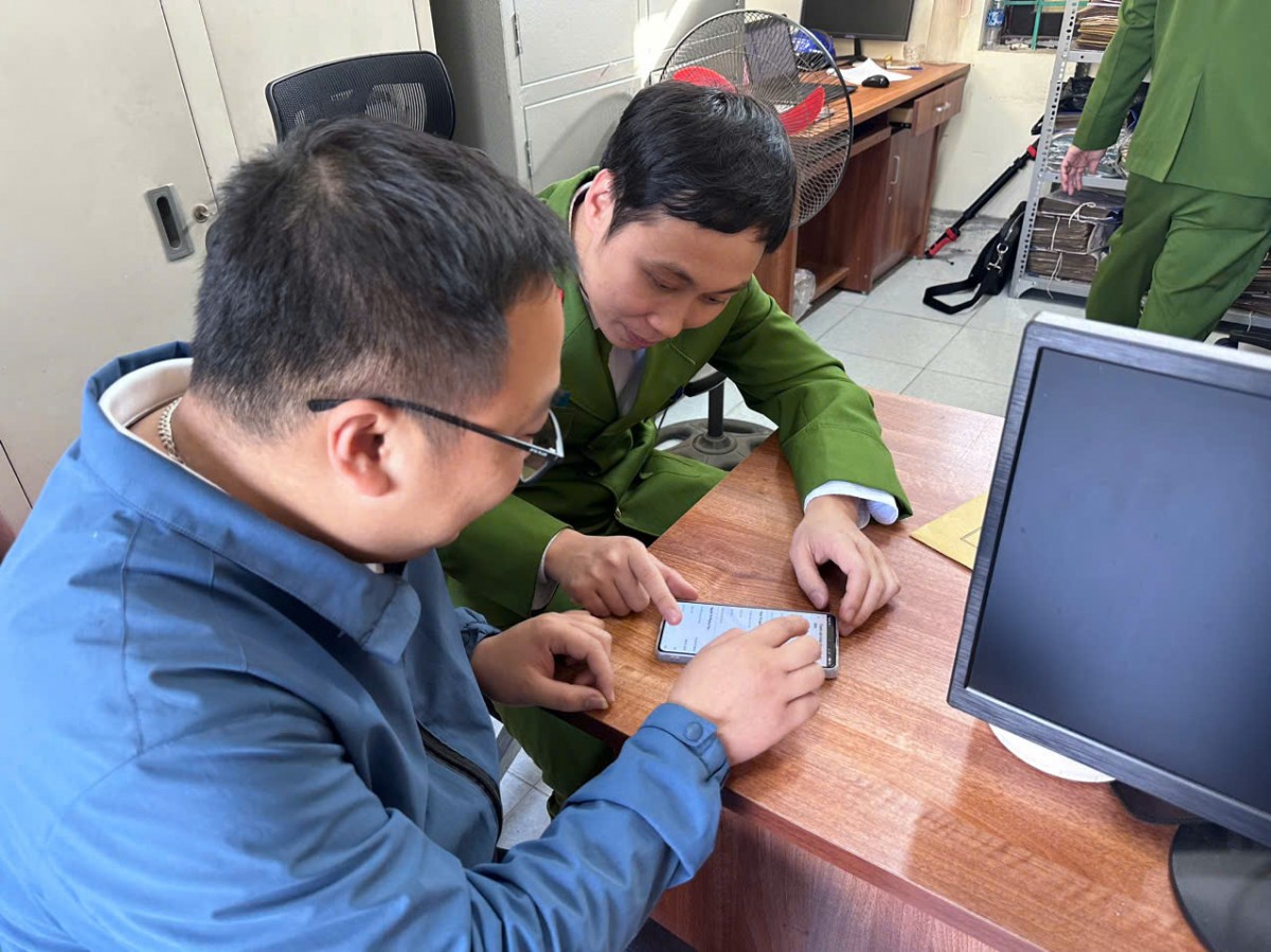 Công an xã An Ấp (huyện Quỳnh Phụ, tỉnh Thái Bình) đang hướng dẫn người dân sử dụng ứng dụng VNeID Công an xã An Ấp (huyện Quỳnh Phụ, tỉnh Thái Bình) đang hướng dẫn người dân sử dụng ứng dụng VNeID