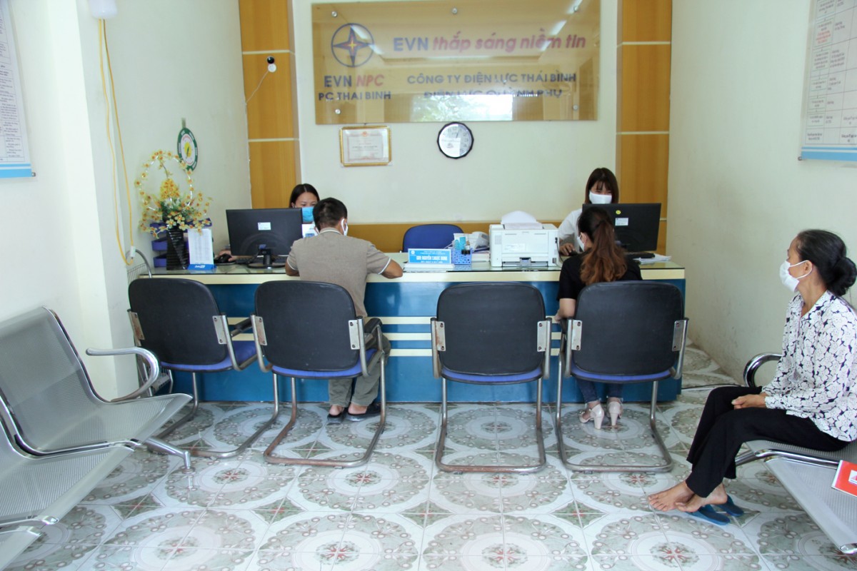 Cán bộ, nhân viên Điện lực Quỳnh Phụ tích cực tuyên truyền đến nhân dân về chuyển đổi số hóa trong thực hiện hợp đồng. Cán bộ, nhân viên Điện lực Quỳnh Phụ tích cực tuyên truyền đến nhân dân về chuyển đổi số hóa trong thực hiện hợp đồng.