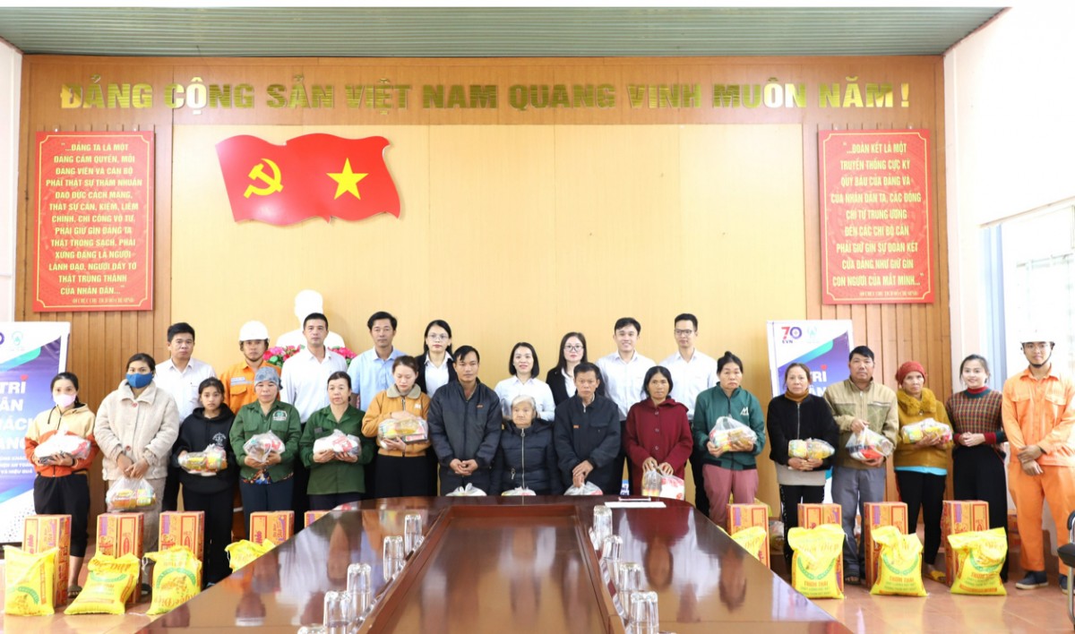 PC Đắk Nông tặng quà cho các hộ gia đình chính sách