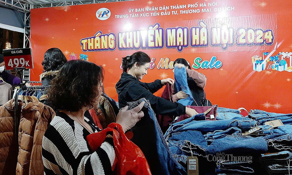Người tiêu dùng tham quan mua sắm tại gian hàng tại “Hà Nội siêu hội mua sắm – HaNoi Mega Sale” diễn ra đồng thời tại đây Người tiêu dùng tham quan mua sắm tại gian hàng tại “Hà Nội siêu hội mua sắm – HaNoi Mega Sale” diễn ra đồng thời tại đây