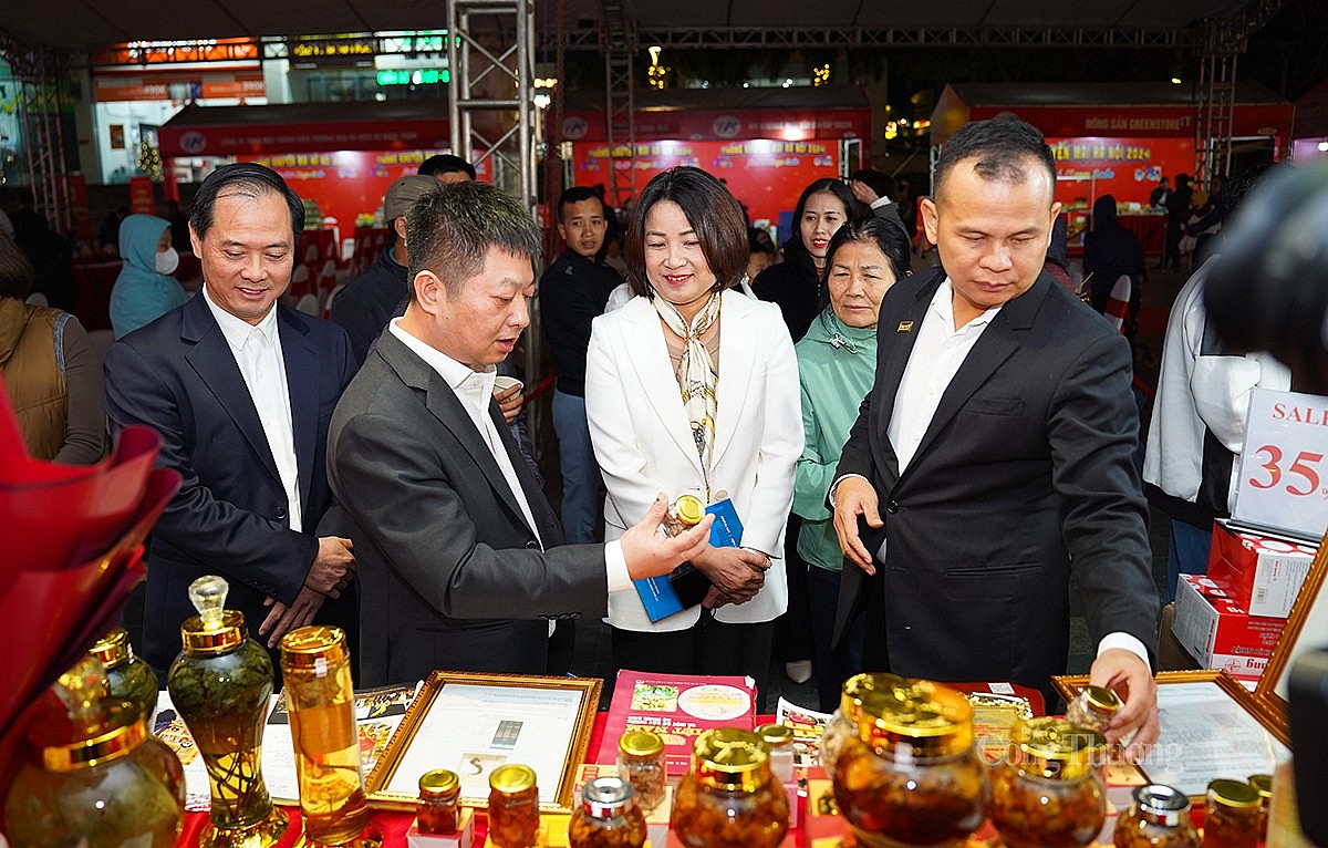 Các đại biểu đi thăm quan gian hàng tại “Hà Nội siêu hội mua sắm – HaNoi Mega Sale” diễn ra đồng thời tại đây  Các đại biểu đi thăm quan gian hàng tại “Hà Nội siêu hội mua sắm – HaNoi Mega Sale” diễn ra đồng thời tại đây