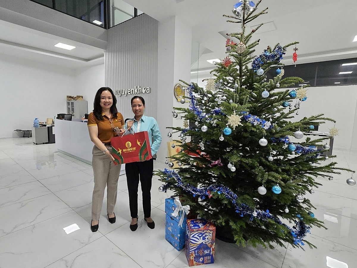 Đoàn công tác PVCFC đến thăm và tặng quà Nhà Phân phối Đoàn công tác PVCFC đến thăm và tặng quà Nhà Phân phối