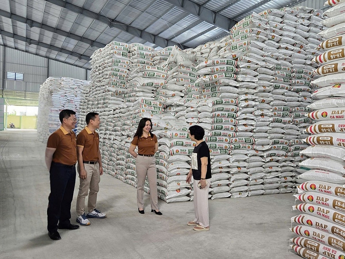 Đại diện PVCFC đến thăm kho hàng của Nhà phân phối Đại diện PVCFC đến thăm kho hàng của Nhà phân phối