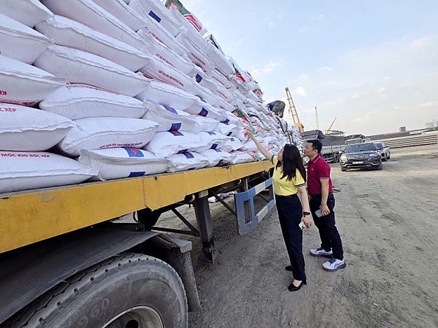 Bà Nguyễn Thị Hiền – Phó Tổng Giám đốc PVCFC (áo vàng) kiểm tra, chỉ đạo điều chỉnh tiến độ giao hàng Bà Nguyễn Thị Hiền – Phó Tổng Giám đốc PVCFC (áo vàng) kiểm tra, chỉ đạo điều chỉnh tiến độ giao hàng