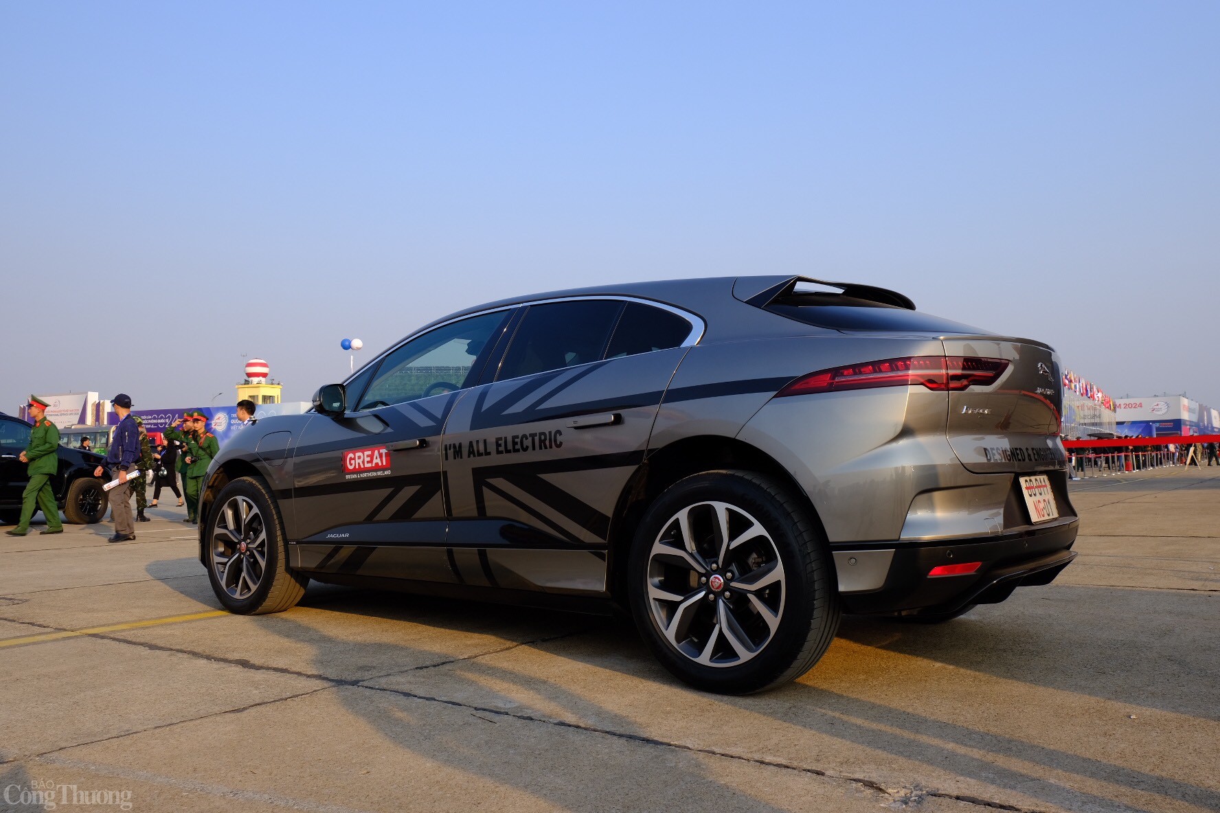 Jaguar I-Pace được trang bị nhiều công nghệ hiện đại nhằm đơn giản hóa trải nghiệm sử dụng xe điện. Ảnh: Trần Đình Jaguar I-Pace được trang bị nhiều công nghệ hiện đại nhằm đơn giản hóa trải nghiệm sử dụng xe điện. Ảnh: Trần Đình