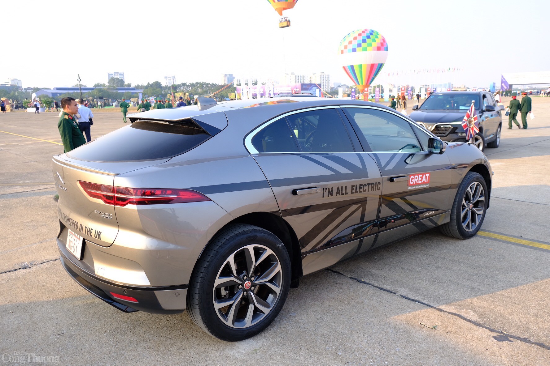 Với hai động cơ điện do Jaguar thiết kế đặt tại mỗi trục, xe tạo ra công suất kết hợp 400 mã lực và mô-men xoắn 696Nm. Ảnh: Trần Đình Với hai động cơ điện do Jaguar thiết kế đặt tại mỗi trục, xe tạo ra công suất kết hợp 400 mã lực và mô-men xoắn 696Nm. Ảnh: Trần Đình