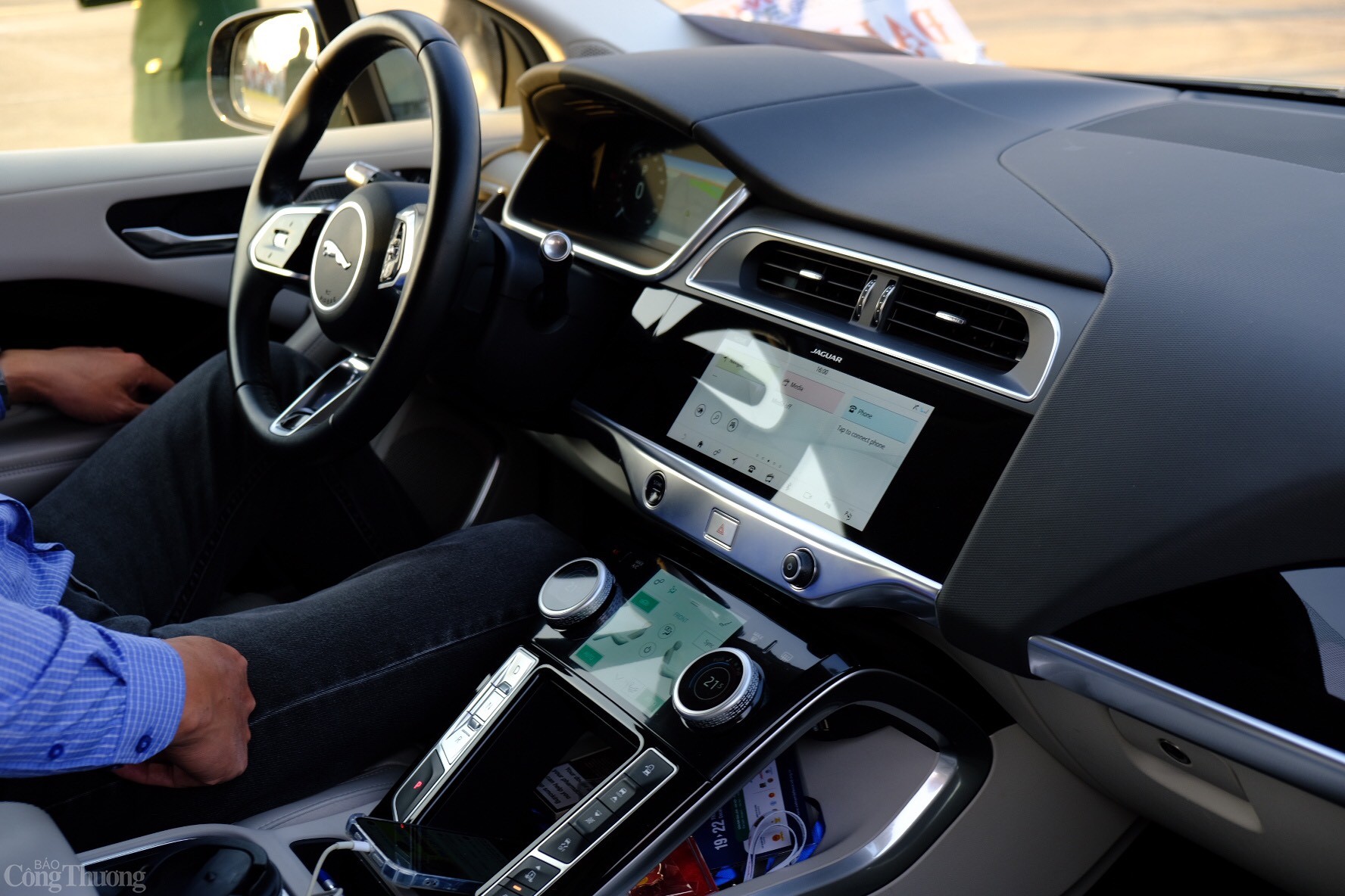 Xe được trang bị nội thất bọc da Windsor màu Light Oyster, ghế hiệu suất chỉnh điện 14 hướng có nhớ vị trí, chức năng sưởi và thông gió. Ảnh: Trần Đình Xe được trang bị nội thất bọc da Windsor màu Light Oyster, ghế hiệu suất chỉnh điện 14 hướng có nhớ vị trí, chức năng sưởi và thông gió. Ảnh: Trần Đình