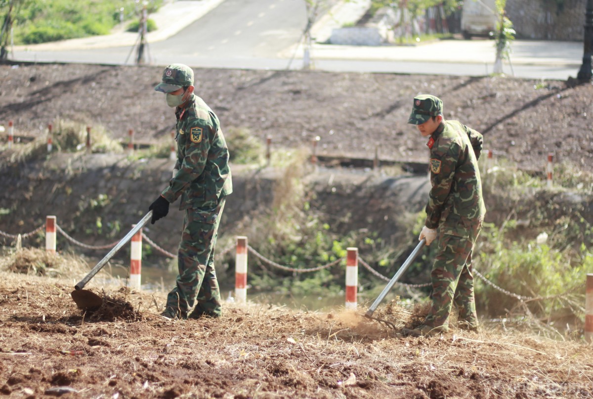 Bộ đội, thanh niên Gia Lai hối hả dọn dẹp vệ sinh, làm đẹp môi trường đón Tết Ất Tỵ 2025 Bộ đội, thanh niên Gia Lai hối hả dọn dẹp vệ sinh, làm đẹp môi trường đón Tết Ất Tỵ 2025