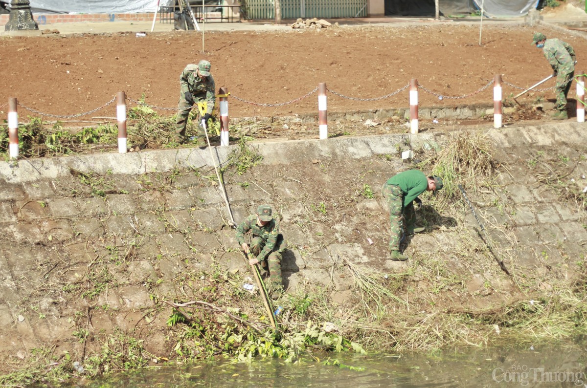 Bộ đội, thanh niên Gia Lai hối hả dọn dẹp vệ sinh, làm đẹp môi trường đón Tết Ất Tỵ 2025 Bộ đội, thanh niên Gia Lai hối hả dọn dẹp vệ sinh, làm đẹp môi trường đón Tết Ất Tỵ 2025