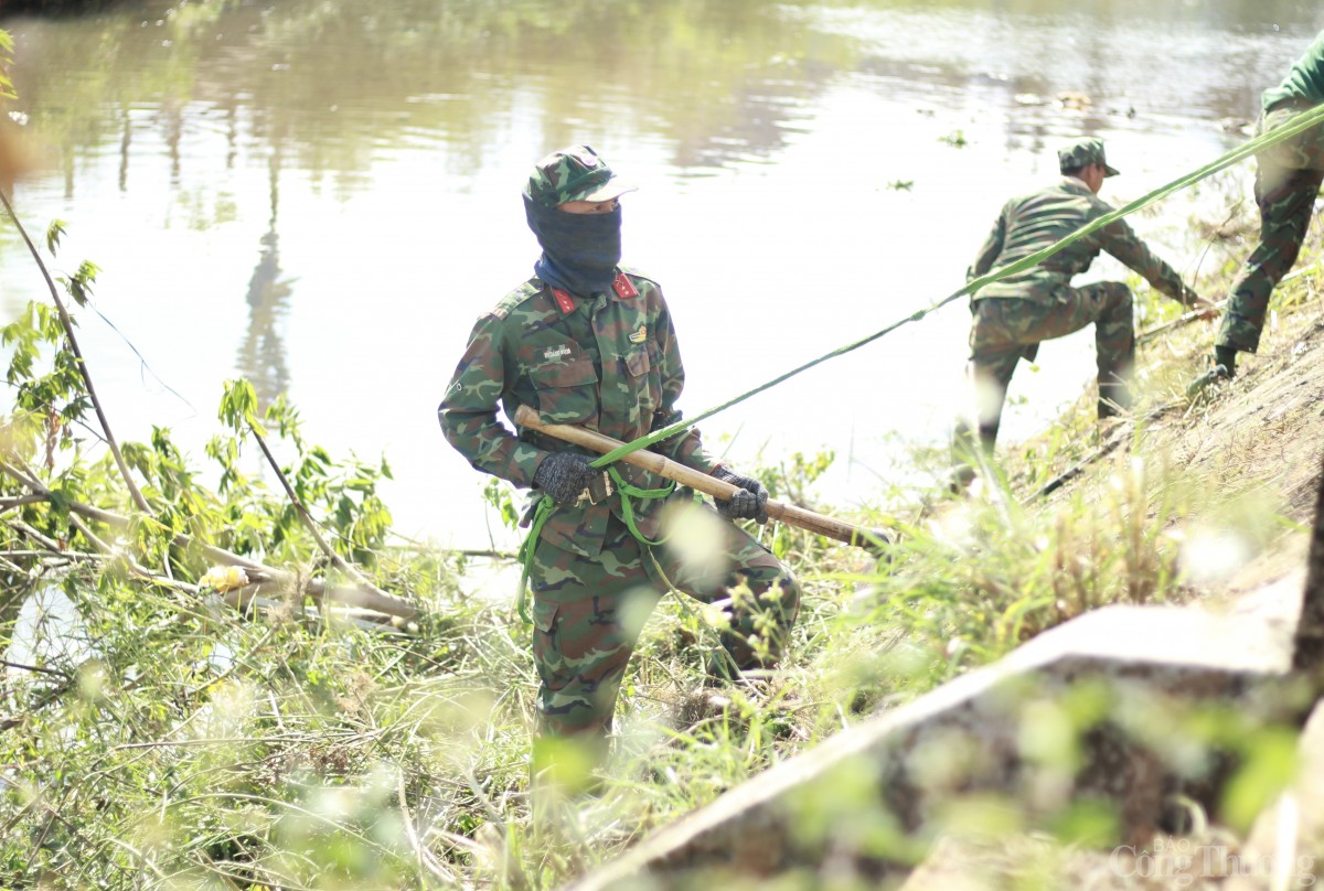 Bộ đội, thanh niên Gia Lai hối hả dọn dẹp vệ sinh, làm đẹp môi trường đón Tết Ất Tỵ 2025 Bộ đội, thanh niên Gia Lai hối hả dọn dẹp vệ sinh, làm đẹp môi trường đón Tết Ất Tỵ 2025