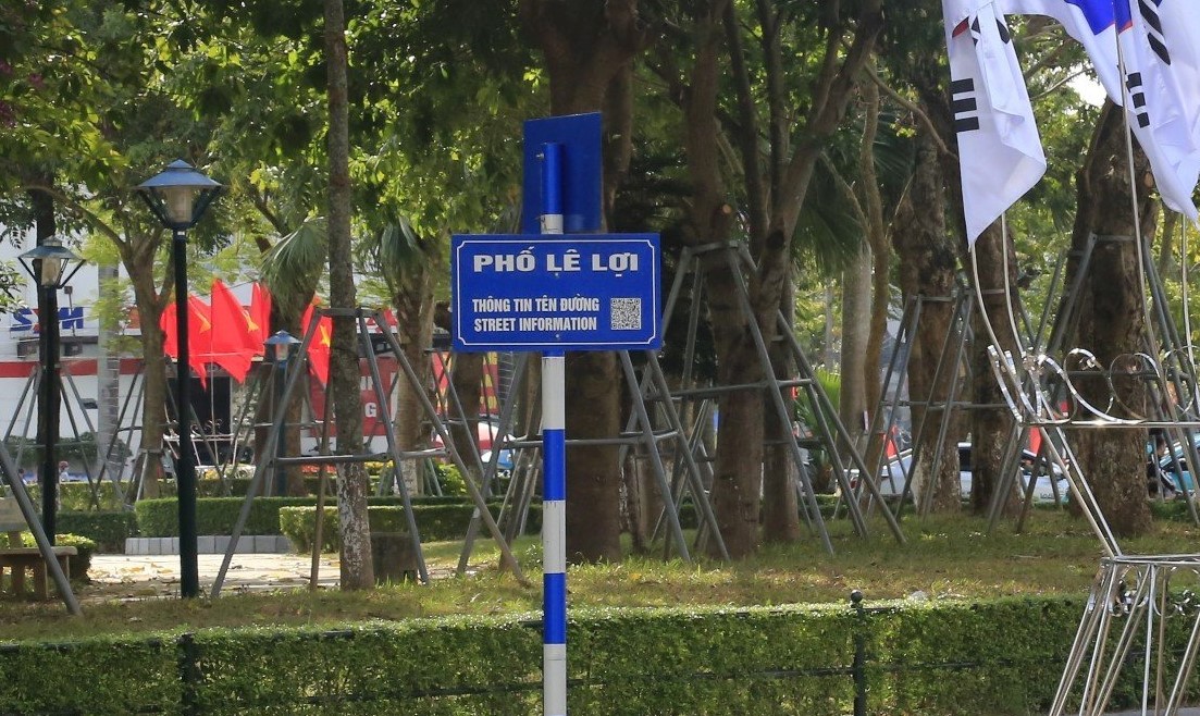 Thành phố Thái Bình triển khai gắn mã QR trên bảng tên các tuyến đường phố nhằm giúp người dân cũng như du khách dễ dàng tiếp cận, tìm hiểu thông tin về các tuyến đường phố của thành phố. Thành phố Thái Bình triển khai gắn mã QR trên bảng tên các tuyến đường phố nhằm giúp người dân cũng như du khách dễ dàng tiếp cận, tìm hiểu thông tin về các tuyến đường phố của thành phố.