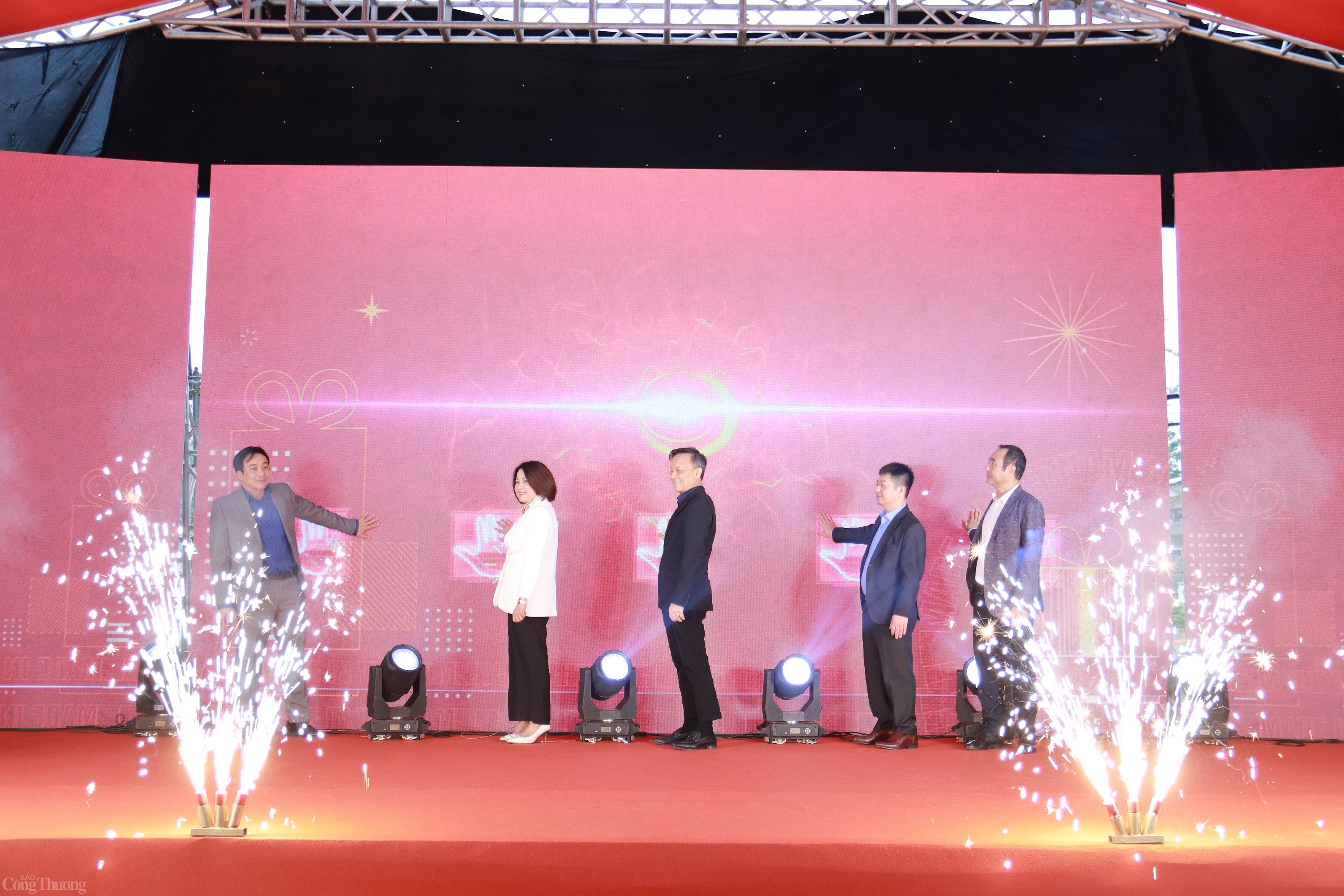 Các đại biểu thực hiện nghi thức khai mạc