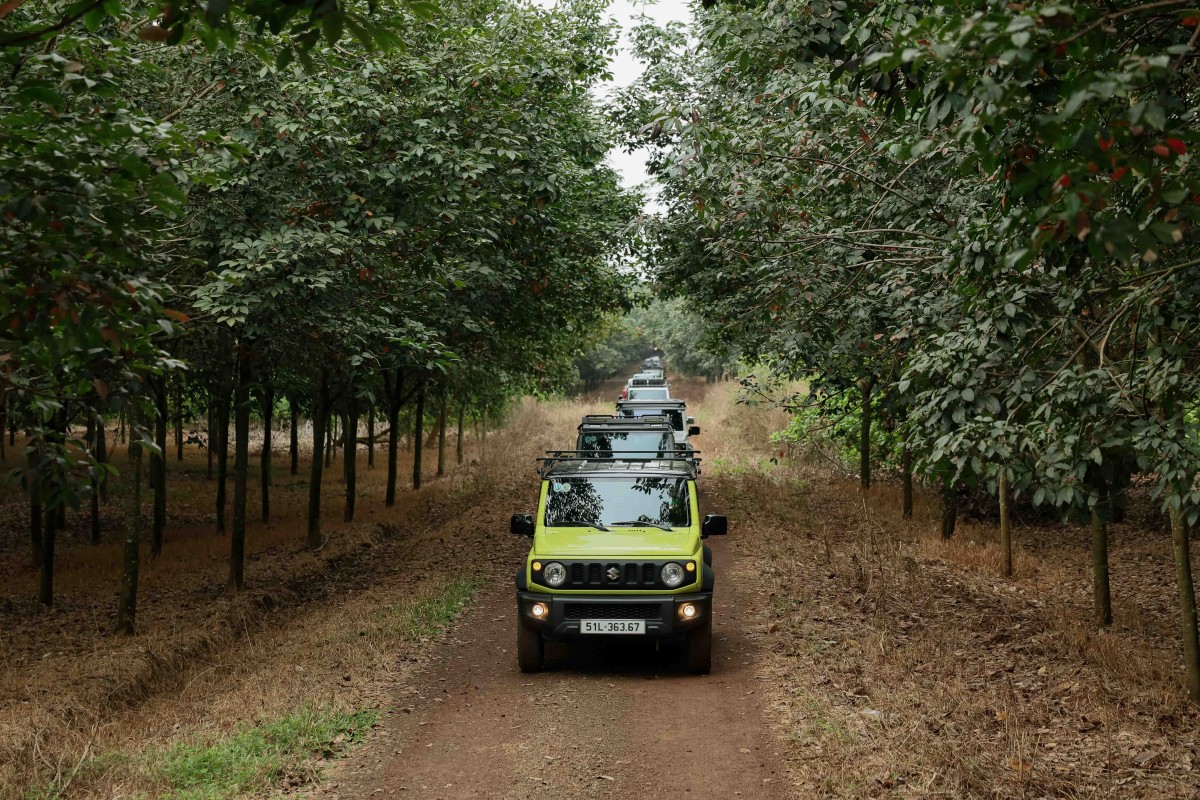 Sở hữu khoá vi sai, hệ dẫn động 4WD và gầm cao linh hoạt giúp các tay lái dễ dàng vượt mọi địa hình thử thách. Ảnh: Vy Lê Sở hữu khoá vi sai, hệ dẫn động 4WD và gầm cao linh hoạt giúp các tay lái dễ dàng vượt mọi địa hình thử thách. Ảnh: Vy Lê