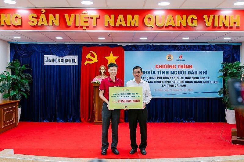 Đại diện PVCFC trao tặng Sở Giáo dục và Đào tạo tỉnh Cà Mau 2.850 cây xanh